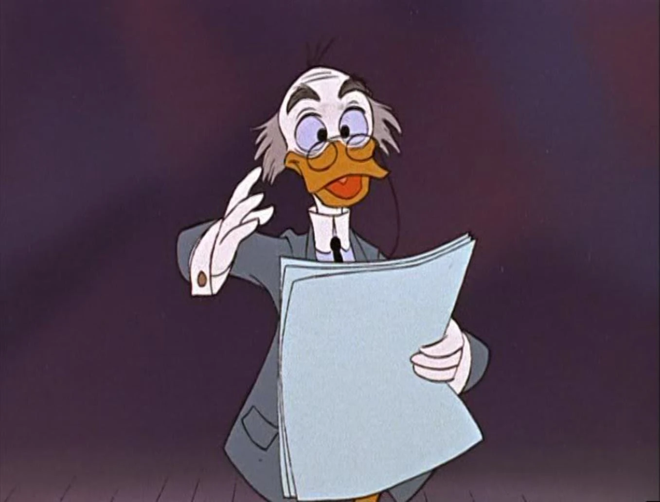 Un personnage animé ressemblant à Donald Duck, portant une blouse de laboratoire et des lunettes, lisant avec enthousiasme sur une grande feuille de papier.