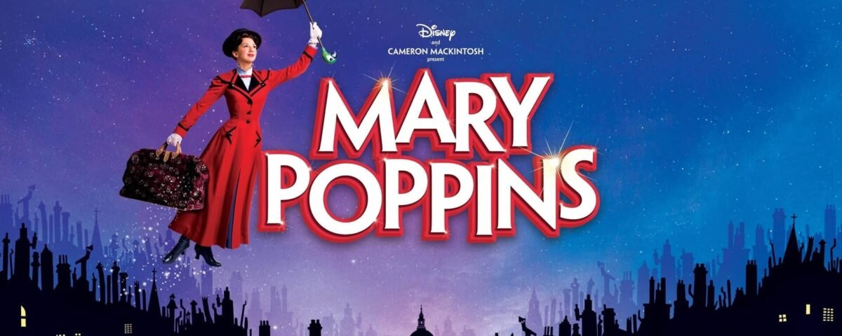 Image promotionnelle de la comédie musicale "Mary Poppins" montrant Mary Poppins volant avec un parapluie au-dessus d'une silhouette de toits de la ville la nuit, avec le titre de l'émission en grosses lettres rouges.