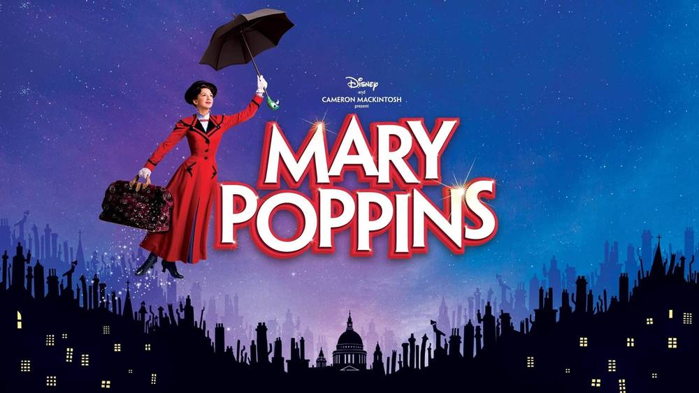 Image promotionnelle de la comédie musicale "Mary Poppins" montrant Mary Poppins volant avec un parapluie au-dessus d'une silhouette de toits de la ville la nuit, avec le titre de l'émission en grosses lettres rouges.