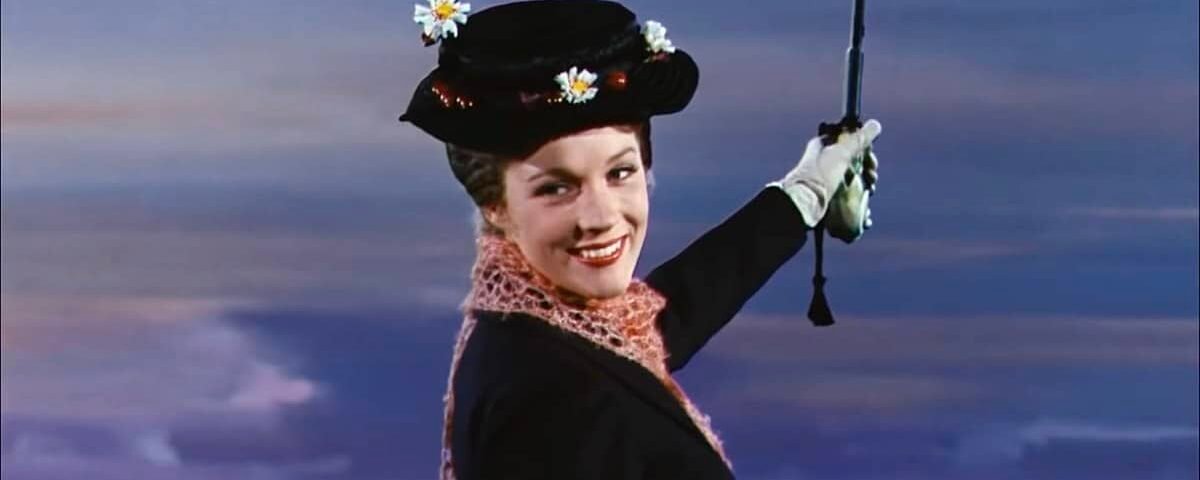 Une femme en tenue vintage sourit, tenant un parapluie noir. Inspirée de Mary Poppins, elle porte un chapeau à bords orné de fleurs et une écharpe en dentelle, sur un ciel crépusculaire.