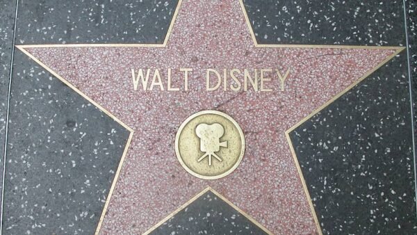 Une vue rapprochée de l'étoile de Walt Disney sur le Hollywood Walk of Fame, avec son nom et une icône de Mickey Mouse au centre.