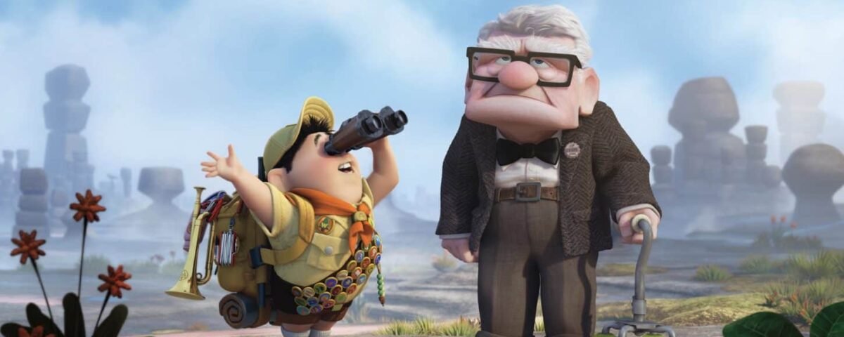 Une image animée du film "Là-haut" mettant en scène le jeune garçon Russell avec une écharpe Wilderness Explorer, des jumelles, à côté du vieux Carl Fredricksen avec une canne,