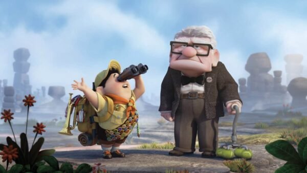 Une image animée du film "Là-haut" mettant en scène le jeune garçon Russell avec une écharpe Wilderness Explorer, des jumelles, à côté du vieux Carl Fredricksen avec une canne,