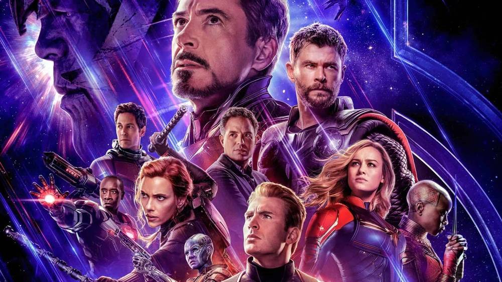 Affiche promotionnelle pour "Avengers Endgame" mettant en vedette divers super-héros Marvel, dont Iron Man, Captain America et Thor, sur un fond cosmique aux couleurs intenses et vibrantes.