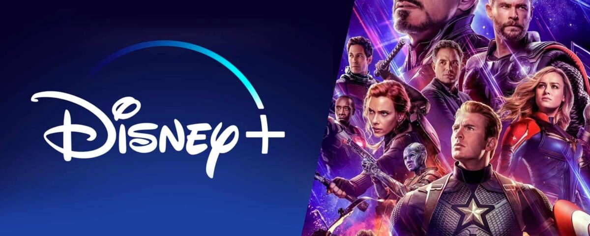 Image promotionnelle pour Disney+ mettant en vedette des personnages de Marvel's Avengers, notamment des héros comme Iron Man, Captain America et Black Widow, sur un fond cosmique bleu et violet.