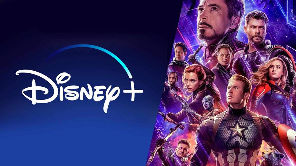 Image promotionnelle pour Disney+ mettant en vedette des personnages de Marvel's Avengers, notamment des héros comme Iron Man, Captain America et Black Widow, sur un fond cosmique bleu et violet.