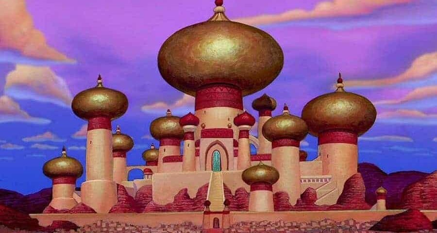 Illustration d'un palais fantastique avec des dômes dorés et roses sur un ciel crépusculaire, présentant un décor orné du Moyen-Orient rappelant un palais de conte de fées.