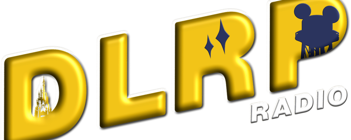 Logo pour l'application Radio Disney comportant un texte 3D gras en jaune avec des effets de surbrillance et une silhouette de tête de souris à l'extrémité, sur un fond vert foncé.