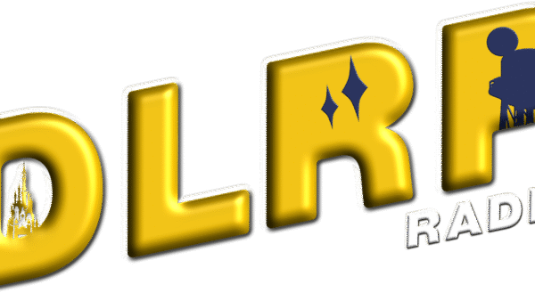 Logo pour l'application Radio Disney comportant un texte 3D gras en jaune avec des effets de surbrillance et une silhouette de tête de souris à l'extrémité, sur un fond vert foncé.