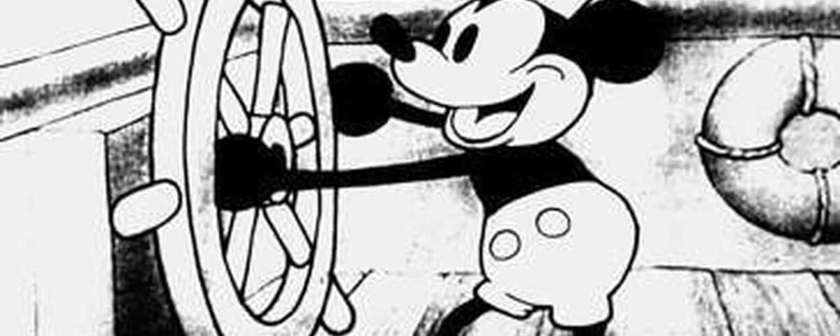Image vintage en noir et blanc des années noir et blanc de Mickey Mouse dirigeant un gouvernail de navire avec une expression joyeuse.
