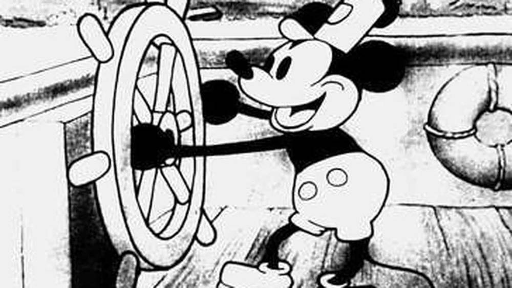Image vintage en noir et blanc des années noir et blanc de Mickey Mouse dirigeant un gouvernail de navire avec une expression joyeuse.