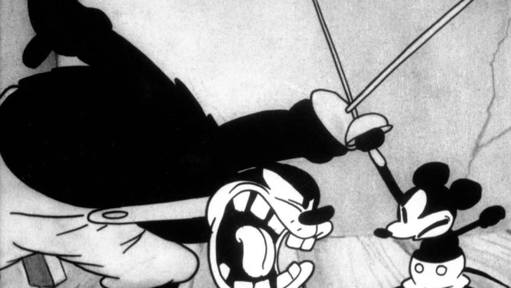 Scène de dessin animé en noir et blanc de "The Gallopin' Gaucho" montrant un personnage méchant brandissant une épée contre Mickey Mouse, qui se défend avec une arme plus petite.