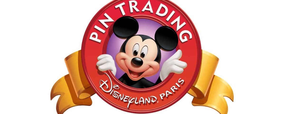 Un logo vibrant pour le pin's trading de Disneyland Paris, représentant Mickey Mouse regardant à travers un badge circulaire rouge et or, souriant avec enthousiasme, les mains sur le bord du badge.