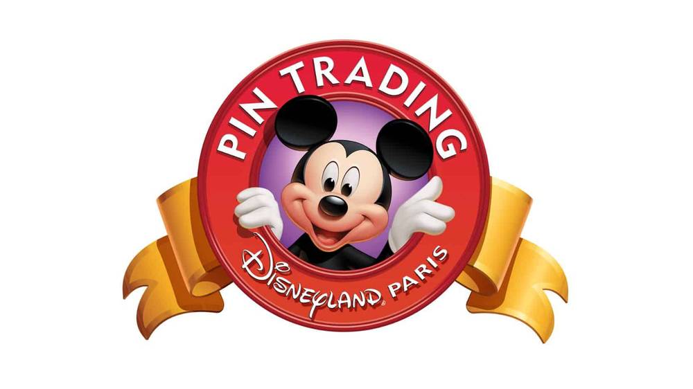 Un logo vibrant pour le pin's trading de Disneyland Paris, représentant Mickey Mouse regardant à travers un badge circulaire rouge et or, souriant avec enthousiasme, les mains sur le bord du badge.