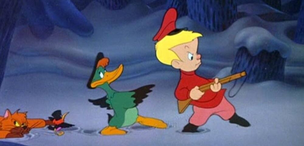 Une scène du film d'animation classique "Pierre et le Loup", montrant un garçon au chapeau rouge menant un canard et un chat noir alors qu'ils se promènent la nuit dans une forêt sombre et enneigée.