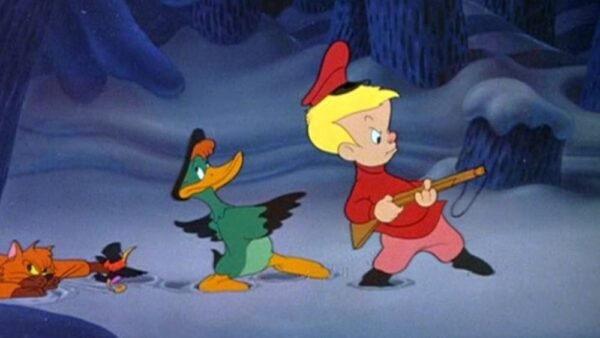 Une scène du film d'animation classique "Pierre et le Loup", montrant un garçon au chapeau rouge menant un canard et un chat noir alors qu'ils se promènent la nuit dans une forêt sombre et enneigée.