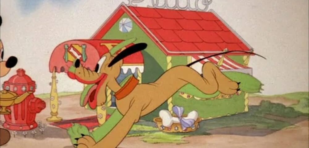 Un joyeux Pluton, un chien du dessin animé de "Rêve de Pluto", saute dans les airs devant sa niche étiquetée à son nom. Une scène de dessin animé colorée et détaillée avec d'autres détails ludiques comme un