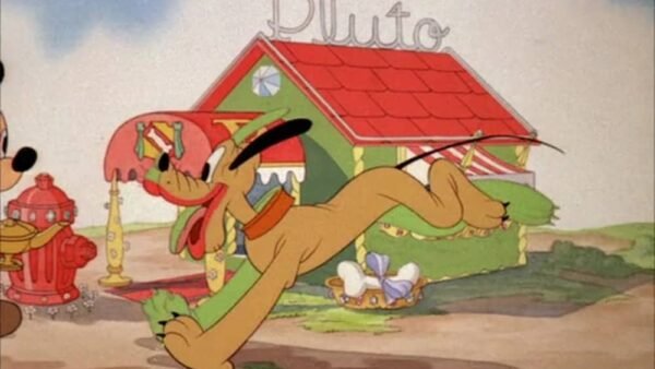 Un joyeux Pluton, un chien du dessin animé de "Rêve de Pluto", saute dans les airs devant sa niche étiquetée à son nom. Une scène de dessin animé colorée et détaillée avec d'autres détails ludiques comme un