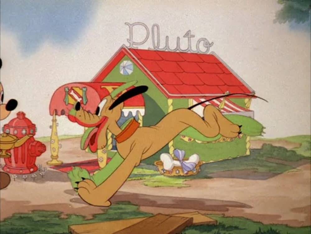 Un joyeux Pluton, un chien du dessin animé de "Rêve de Pluto", saute dans les airs devant sa niche étiquetée à son nom. Une scène de dessin animé colorée et détaillée avec d'autres détails ludiques comme un