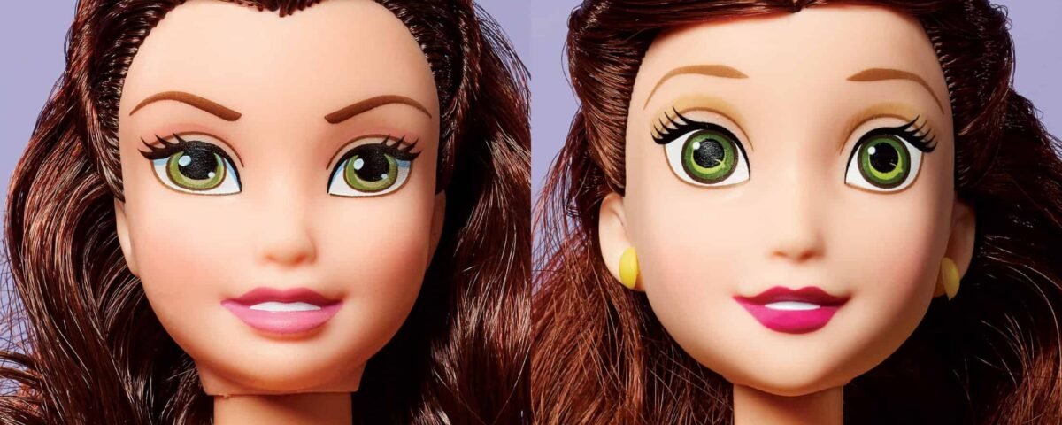 Comparaison rapprochée de deux poupées princesse Mattel aux traits faciaux uniques, l'une portant une couronne rose et l'autre ornée d'une robe jaune, toutes deux présentant des yeux détaillés et des cheveux bruns ondulés.