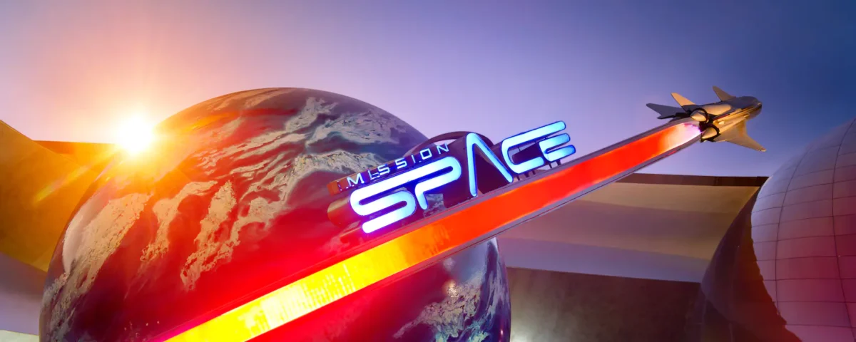 Une image vibrante de l'attraction « Mission Space » à Epcot, Disney World, présentant un grand globe et un modèle de vaisseau spatial avec des lumières rouges et bleues illuminées sous un ciel crépusculaire.