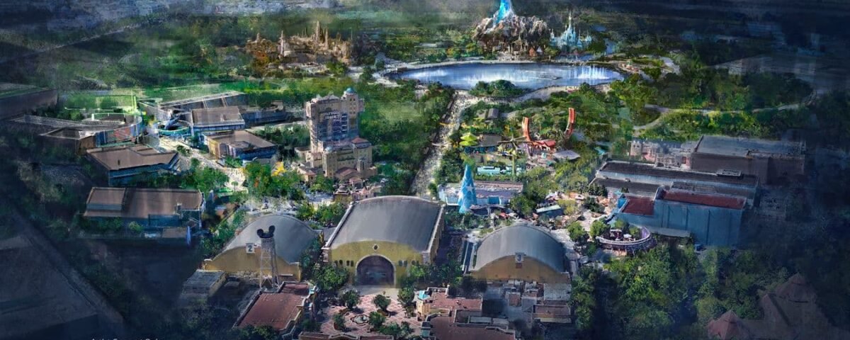 Art conceptuel d'un parc à thème Walt Disney Studios comprenant un lac central, diverses attractions, bâtiments et verdure luxuriante, mis en valeur par un éclairage spectaculaire et des textures détaillées.