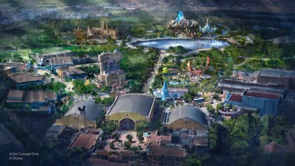 Art conceptuel d'un parc à thème Walt Disney Studios comprenant un lac central, diverses attractions, bâtiments et verdure luxuriante, mis en valeur par un éclairage spectaculaire et des textures détaillées.