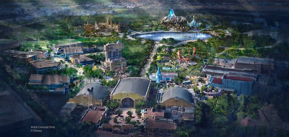 Art conceptuel d'un parc à thème Walt Disney Studios comprenant un lac central, diverses attractions, bâtiments et verdure luxuriante, mis en valeur par un éclairage spectaculaire et des textures détaillées.