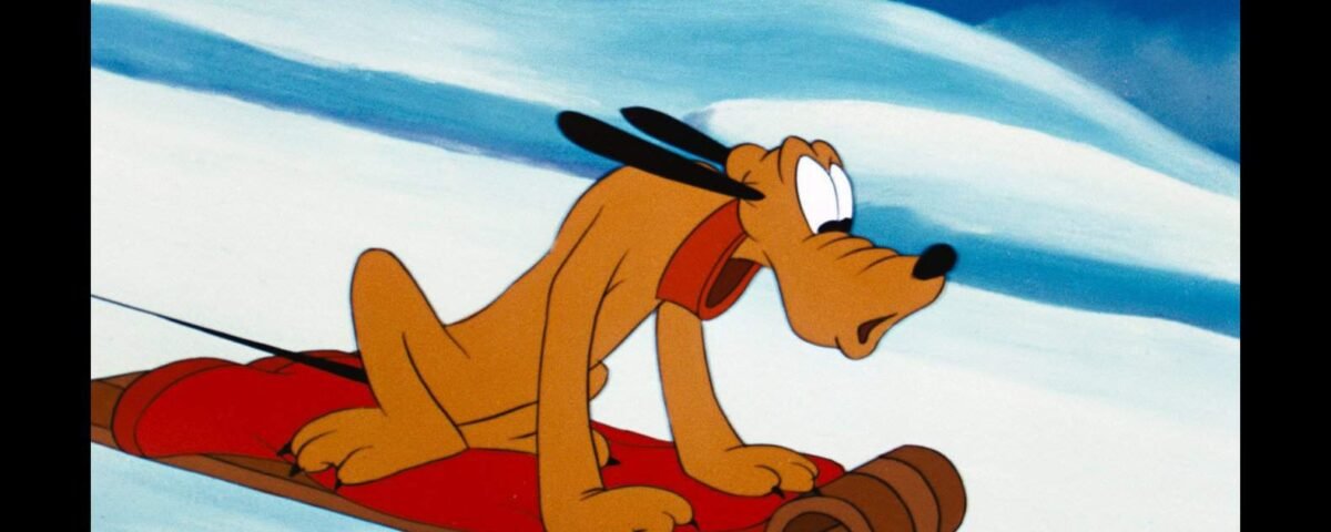 Une image animée de Pluton, assis sur un traîneau rouge avec une corde blanche, l'air agacé ou affligé sur fond de ciel bleu et de nuages blancs.