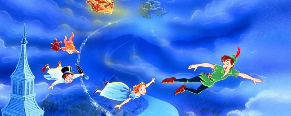 Peter Pan et ses amis volent joyeusement au-dessus de Londres, avec la Fée Clochette traînant des étincelles et un bateau pirate naviguant dans un ciel nuageux illuminé par la lune.