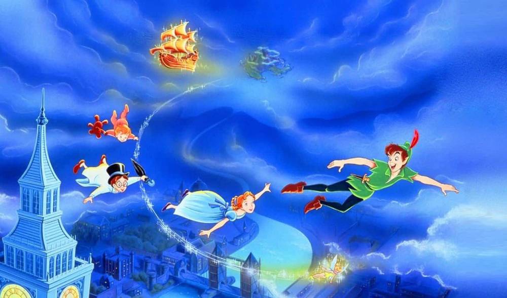 Peter Pan et ses amis volent joyeusement au-dessus de Londres, avec la Fée Clochette traînant des étincelles et un bateau pirate naviguant dans un ciel nuageux illuminé par la lune.