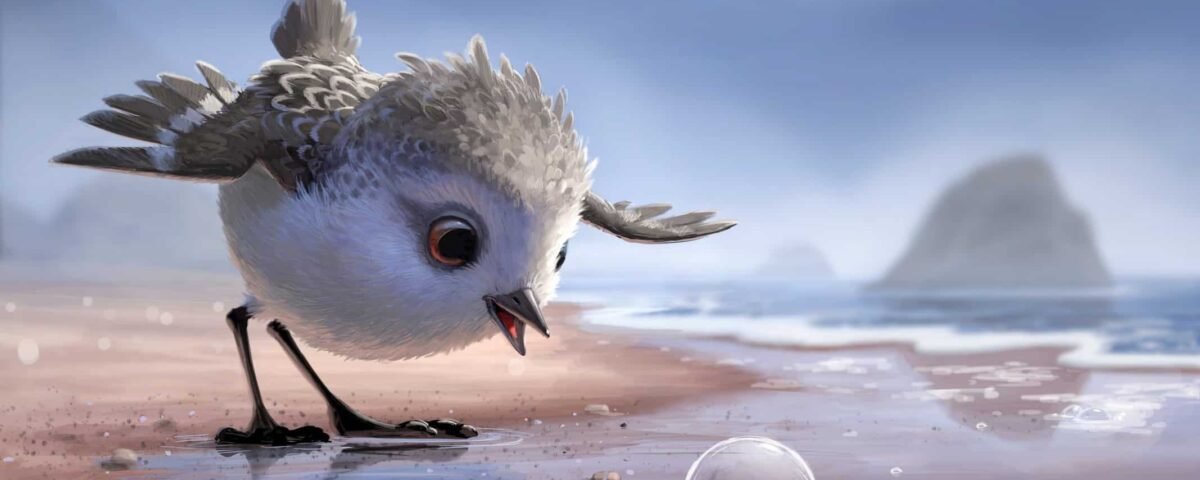 Illustration numérique représentant un oiseau mignon et moelleux avec de grands yeux et un corps à plumes examinant une petite bulle transparente sur une plage de sable, avec des vagues et des rochers lointains en arrière-plan, rappelant "Le Mon