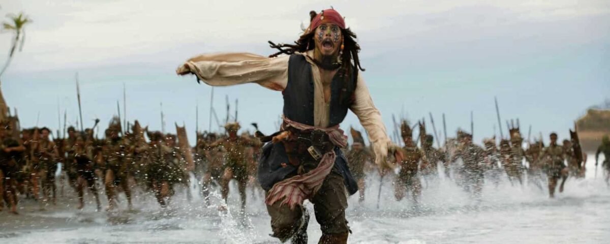 Le capitaine Jack Sparrow courant sur l'eau, poursuivi par une tribu, dans une scène dynamique et urgente de "Pirates des Caraïbes".