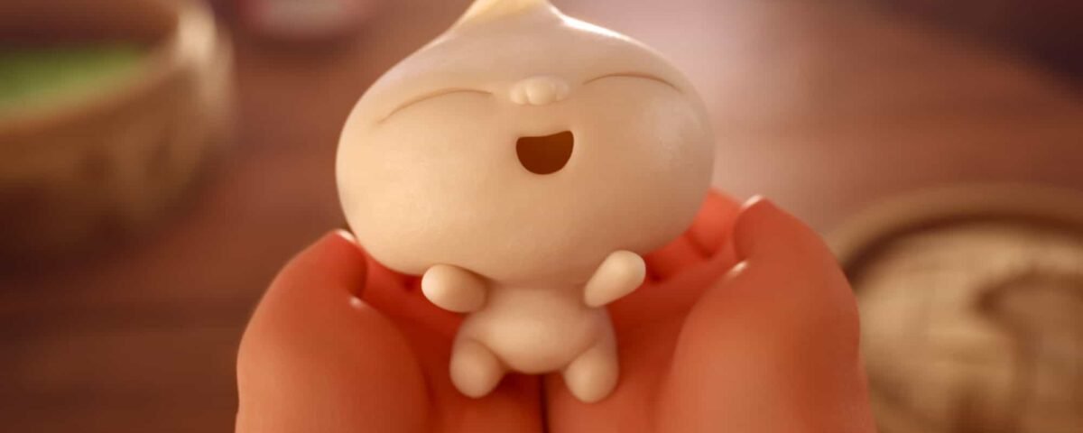 Un personnage de raviolis ravissants de style dessin animé avec bras et jambes, conçu à la manière de Disney en 2018, est tenu dans des mains humaines sur un fond de cuisine légèrement flou. La boulette a un