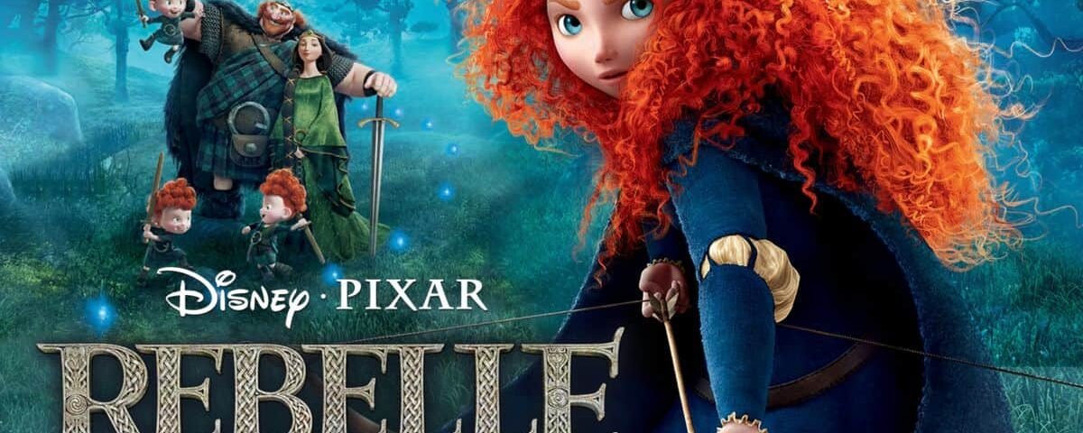 Image promotionnelle du film Disney Pixar "Rebelle" mettant en vedette le personnage animé Mérida, une jeune fille aux cheveux roux tenant un arc, avec trois personnages plus petits en arrière-plan dans une forêt mystique