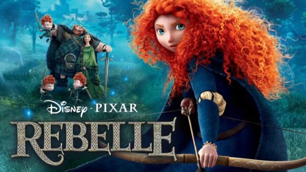 Image promotionnelle du film Disney Pixar "Rebelle" mettant en vedette le personnage animé Mérida, une jeune fille aux cheveux roux tenant un arc, avec trois personnages plus petits en arrière-plan dans une forêt mystique