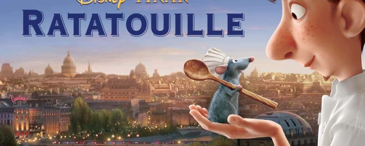 Image promotionnelle du film Disney-Pixar "Ratatouille" mettant en scène un jeune chef et un petit rat tenant une cuillère en bois, avec en arrière-plan une silhouette illustrée de Paris au crépuscule.