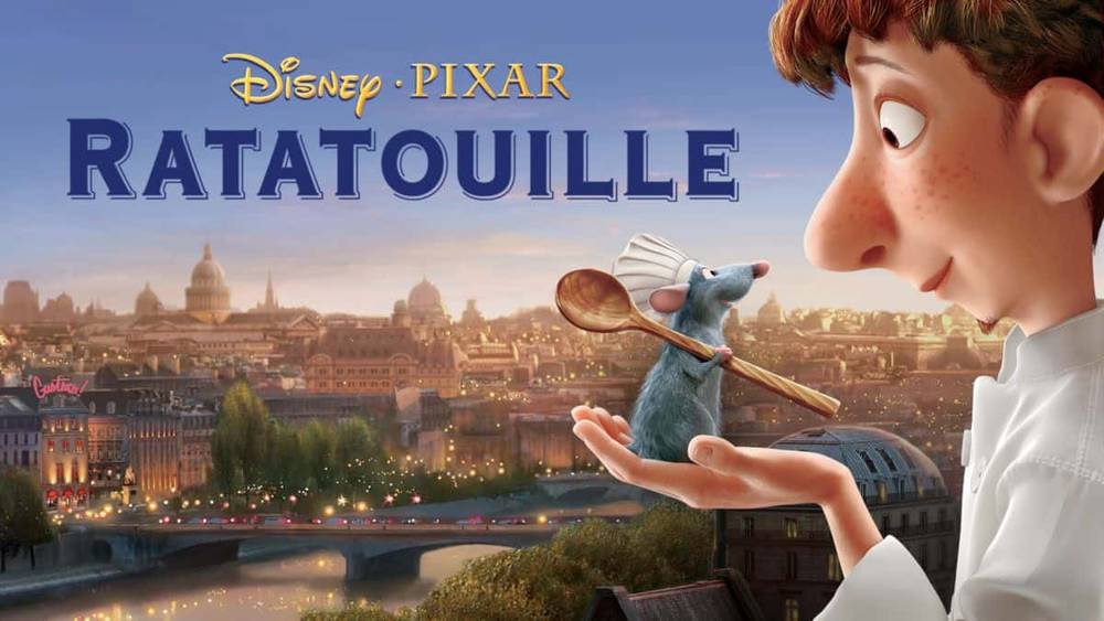 Image promotionnelle du film Disney-Pixar "Ratatouille" mettant en scène un jeune chef et un petit rat tenant une cuillère en bois, avec en arrière-plan une silhouette illustrée de Paris au crépuscule.
