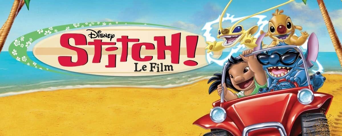 Image promotionnelle pour "Stitch ! The Movie", mettant en vedette Stitch et Lilo chevauchant une décapotable rouge avec d'autres personnages, sur fond de plage tropicale avec le titre du film ci-dessus.