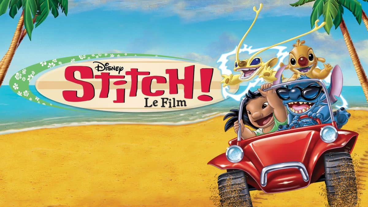 Image promotionnelle pour "Stitch ! The Movie", mettant en vedette Stitch et Lilo chevauchant une décapotable rouge avec d'autres personnages, sur fond de plage tropicale avec le titre du film ci-dessus.