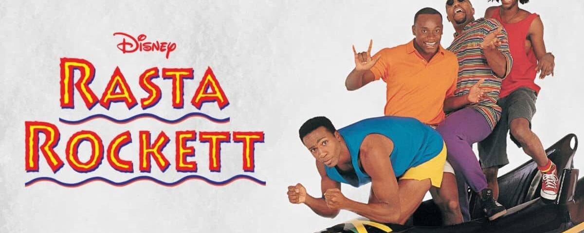 Image promotionnelle du film Disney « Rasta Rocket » mettant en vedette quatre personnages masculins en liesse posant de manière ludique dans et autour d'un bobsleigh, avec le titre du film en lettres grasses et colorées.