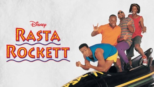 Image promotionnelle du film Disney « Rasta Rocket » mettant en vedette quatre personnages masculins en liesse posant de manière ludique dans et autour d'un bobsleigh, avec le titre du film en lettres grasses et colorées.