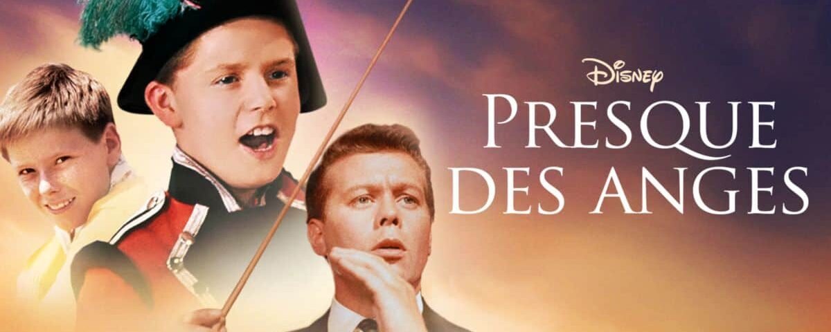 Affiche promotionnelle du film Disney "Presque des Anges" mettant en scène trois jeunes garçons vêtus de costumes de théâtre différents sur un fond coloré.