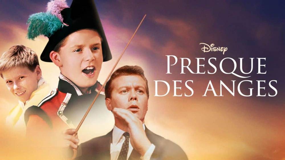 Affiche promotionnelle du film Disney "Presque des Anges" mettant en scène trois jeunes garçons vêtus de costumes de théâtre différents sur un fond coloré.
