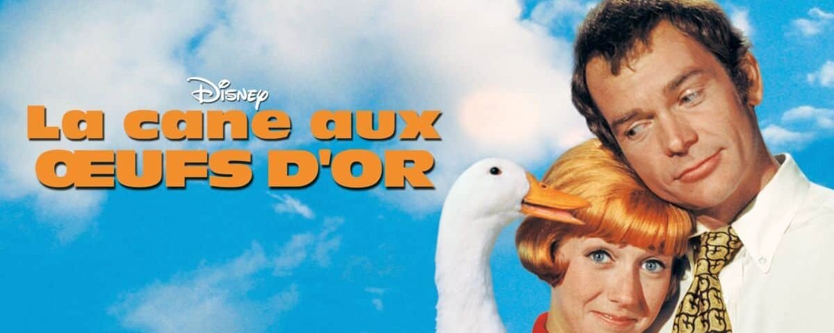 Affiche promotionnelle du film Disney "La Cane aux Oeufs d'Or", mettant en scène un homme et une femme, avec la femme tenant une oie blanche sous un ciel bleu avec