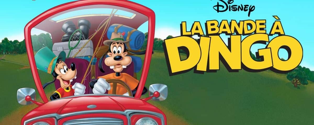 Dingo et Max de Disney conduisent une voiture rouge à travers un paysage vert sous un ciel bleu dans l'émission « La Bande à Dingo ». Une abeille vole près d'eux.