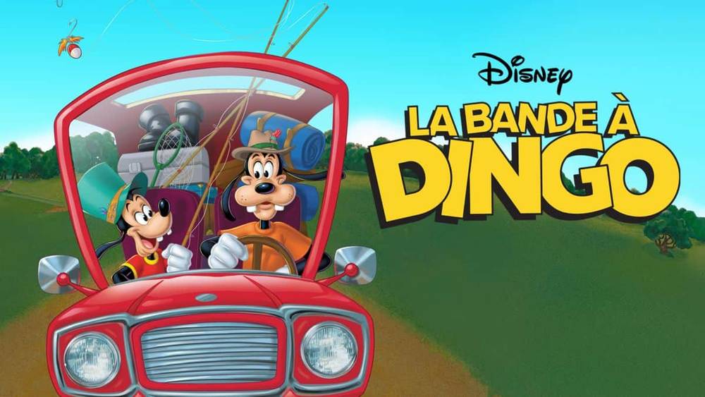 Dingo et Max de Disney conduisent une voiture rouge à travers un paysage vert sous un ciel bleu dans l'émission « La Bande à Dingo ». Une abeille vole près d'eux.