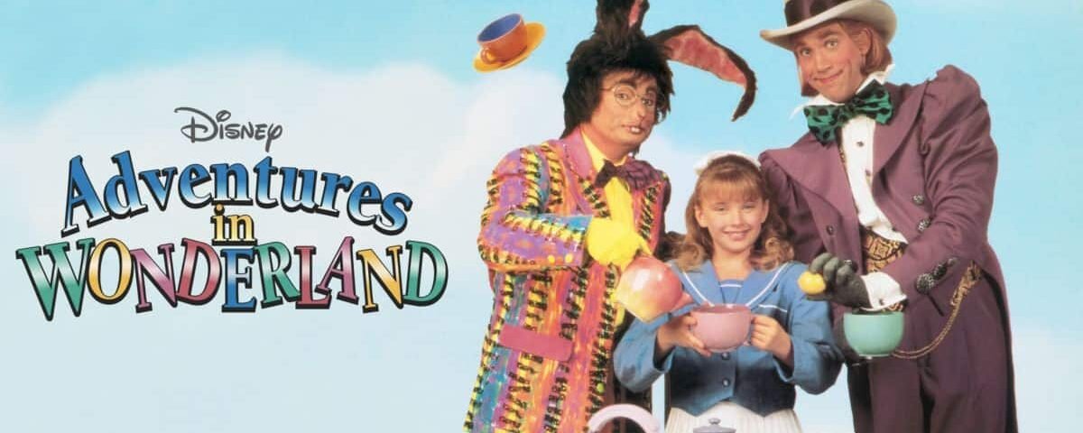 Image promotionnelle pour "Aventures au pays des merveilles" mettant en vedette trois personnages vêtus de costumes colorés, debout parmi un ensemble flottant de tasses à thé et de soucoupes, avec un titre au style fantaisiste.