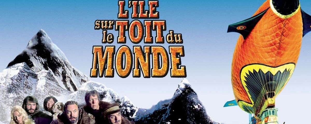 Affiche promotionnelle pour l'Île sur le toit du monde de Disney, mettant en vedette un groupe d'aventuriers dans un terrain montagneux enneigé, avec une montgolfière colorée en forme d'oiseau survolant.