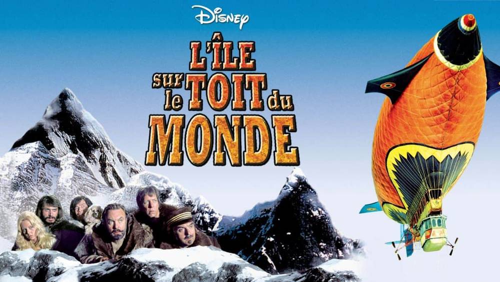Affiche promotionnelle pour l'Île sur le toit du monde de Disney, mettant en vedette un groupe d'aventuriers dans un terrain montagneux enneigé, avec une montgolfière colorée en forme d'oiseau survolant.